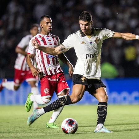 Pedro Raul, do Vasco, em duelo com Bangu, pelo Carioca 2023