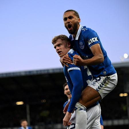 Branthwaite e Calvert-Lewin comemoram o primeiro gol do Everton contra o Liverpool na Premier League - Paul Ellis/AFP