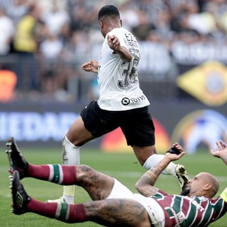 Wesley, do Corinthians, deixa Felipe Melo no chão para marcar um golaço - Rodrigo Coca/Agência Corinthians