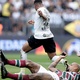 Felipe Melo derruba Bidon em comemoração do gol do Corinthians; veja