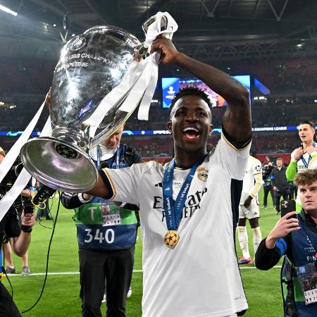 Vinicius Junior posa com o troféu da Liga dos Campeões