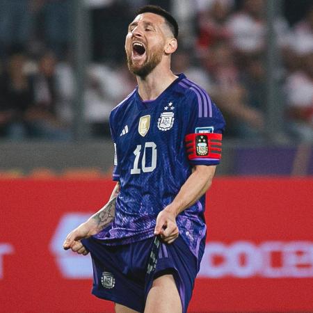 Lionel Messi se irrita durante partida da seleção argentina