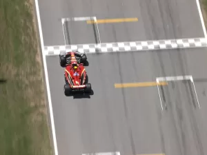 Sainz, da Ferrari, lidera mais uma sessão apertada para o GP da Espanha