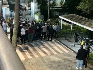 Organizadas do Fluminense invadem sede das Laranjeiras e protestam