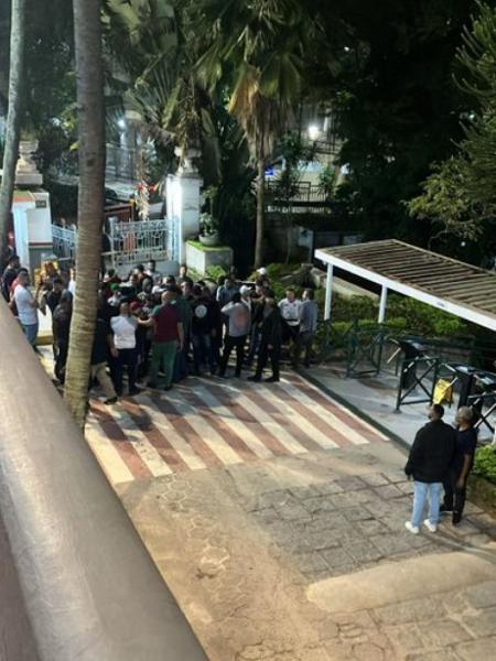 Integrantes de organizadas do Fluminense invadiram a sede do clube nas Laranjeiras - Reprodução / X