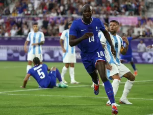 França derrota a Argentina e vai às semifinais em jogo marcado por confusão