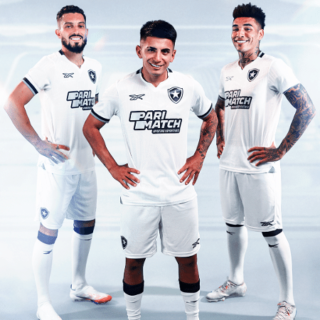 Thiago Almada, Alex Telles e Igor Jesus posam com a nova terceira camisa do Botafogo