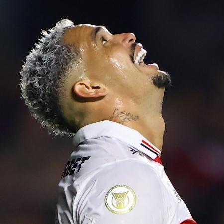 Luciano, do São Paulo, se lamenta durante jogo contra o Juventude pelo Campeonato Brasileiro