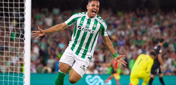 Vitor Roque não treina, e técnico do Betis confirma ida para o Palmeiras