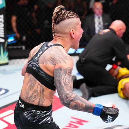 Priscila Pedrita vibra após aplicar nocaute em Josiane Nunes no UFC Vegas 104 - Chris Unger/Zuffa LLC