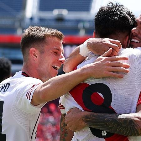 Galoppo abraça Maximiliano Meza após gol do River no Mundial Galoppo abraça Maximiliano Meza após gol do River no Mundial