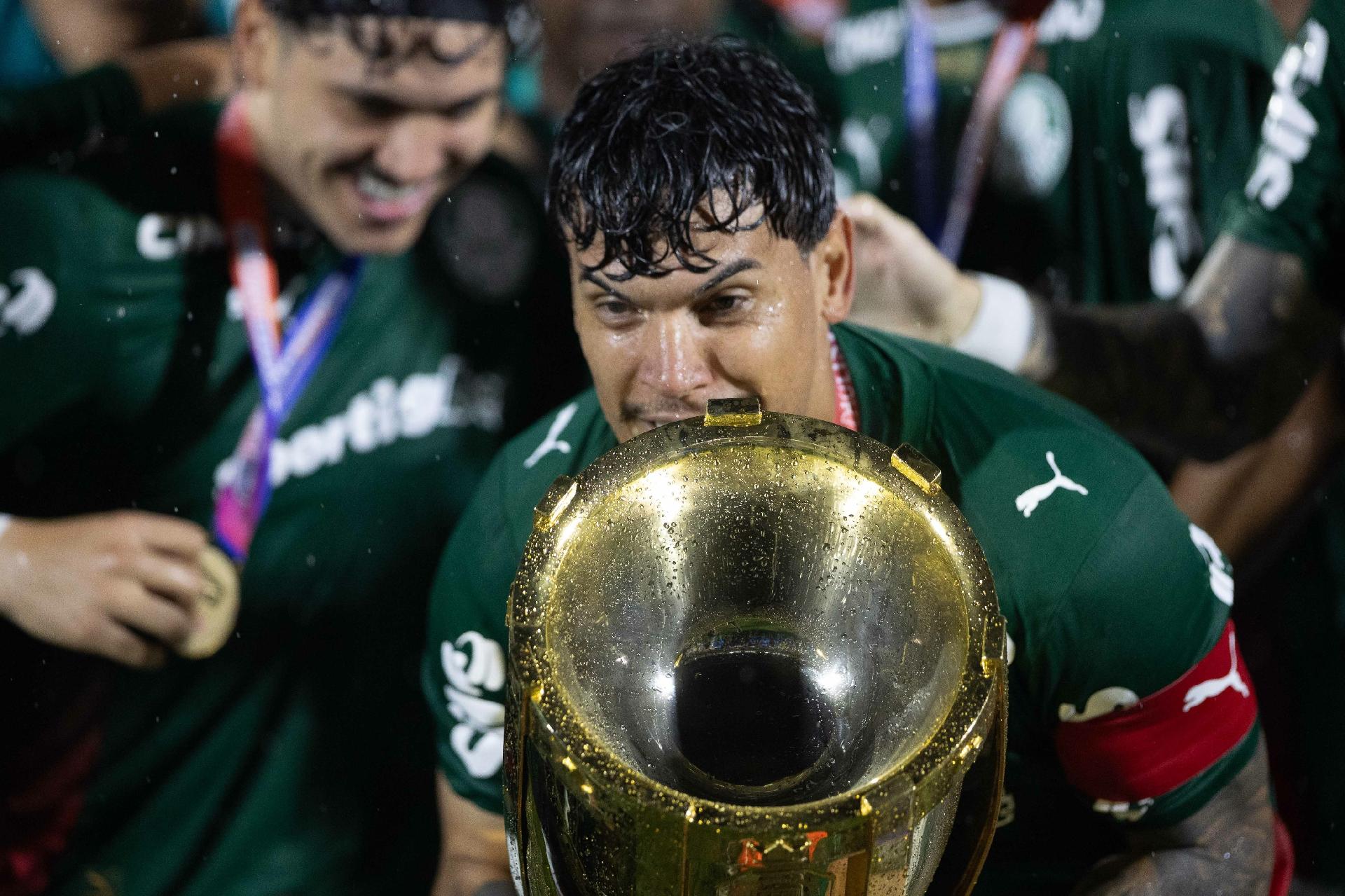 Gustavo Gómez, capitão do Palmeiras, levanta a taça do Campeonato Paulista - undefined
