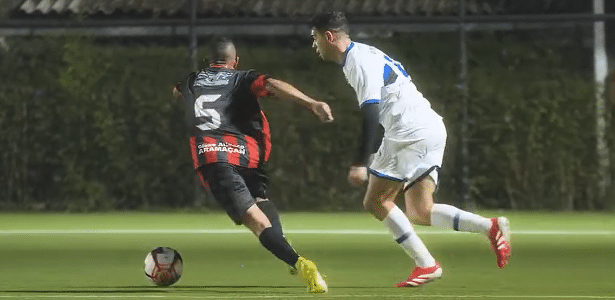 Ex-São Paulo Oscar joga torneio de pelada após adeus e problema no coração