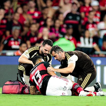 Danilo,do Flamengo, sofreu duas fraturas após choque com Fábio, do Fluminense