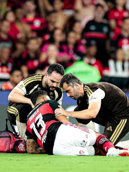 Danilo é atendido por médicos do Flamengo após choque com Fábio, do Fluminense