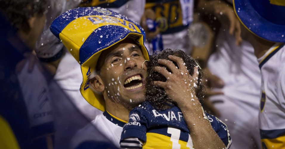 01.nov - Carlos Tevez, de volta ao Boca Juniors após 10 anos, comemora título do Campeonato Argentino, com a filha no colo, em plena Bombonera