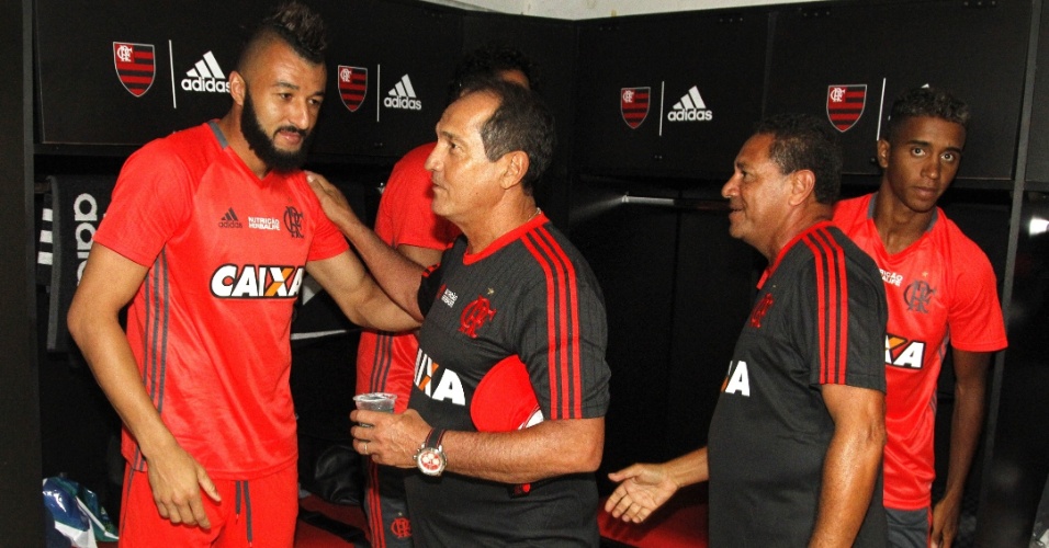 Muricy Ramalho cumprimenta o goleiro Alex Muralha na reapresentação do Flamengo