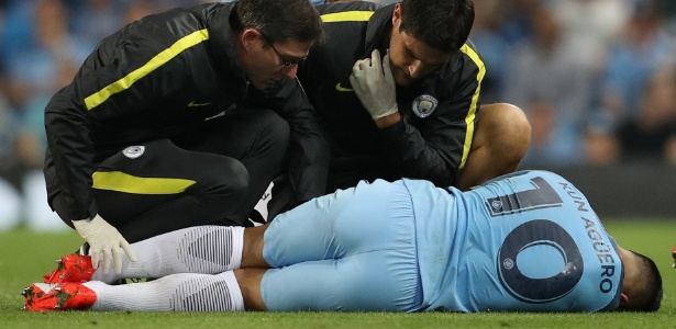 Agüero sentiu dores no joelho direito no primeiro tempo - Reuters / Phil Noble - Reuters / Phil Noble