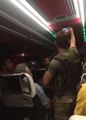 Após momento de tensão, soldado tirou "selfie" com jogadores do Eskisehirspor - Arquivo pessoal - Arquivo pessoal