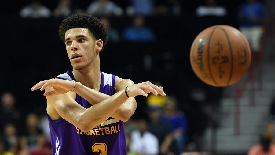 Lonzo Ball arrisca passe durante jogo de Liga de Verão da NBA - Ethan Miller/Getty Images/AFP