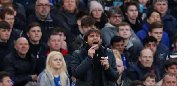 Antonio Conte orienta o Chelsea contra o Crystal Palace - ADRIAN DENNIS/AFP - ADRIAN DENNIS/AFP