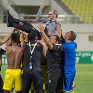 Técnico brasileiro Jorvan Vieira é carregado pelos jogadores do Ittihad Kalba após acesso nos Emirados Árabes - Arquivo pessoal/Jorvan Vieira - Arquivo pessoal/Jorvan Vieira
