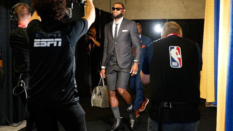 LeBron James chega à Oracle Arena antes do jogo 1 entre Cavs e Warriors na final da NBA - Lachlan Cunningham/Getty Images/AFP
