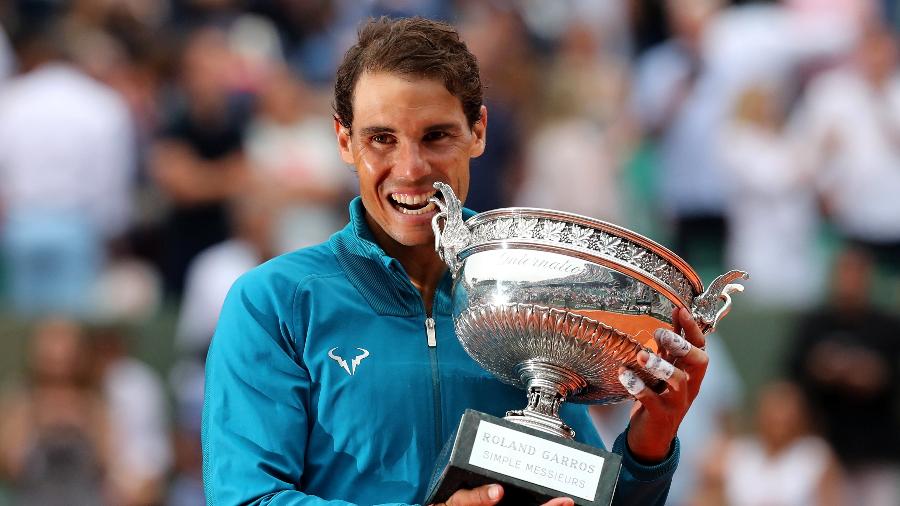 Nadal morde o troféu de Roland Garros após vencer Thiem na final - PASCAL ROSSIGNOL/REUTERS
