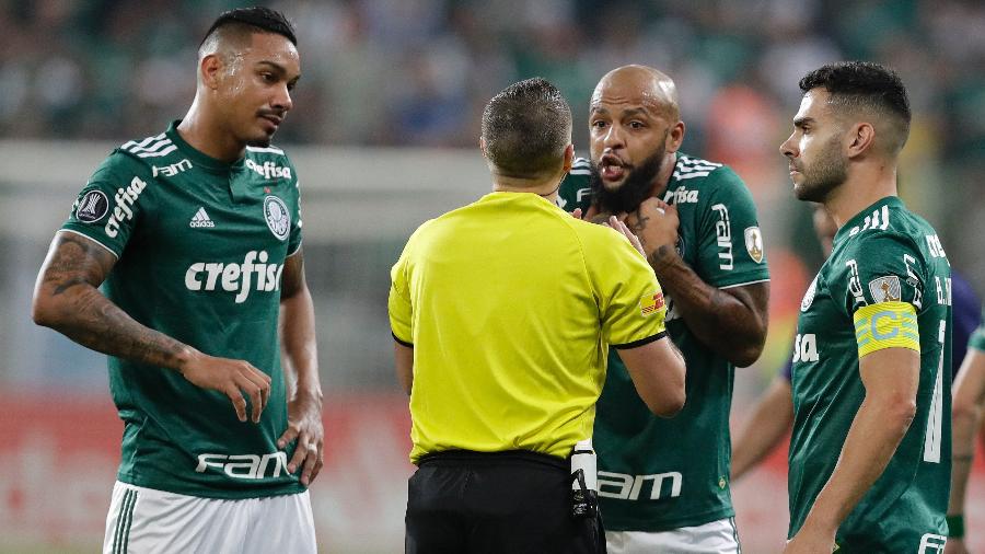 Felipe Melo reclama com o árbitro Germán Delfino após ser expulso no jogo entre Palmeiras e Cerro Porteño - EFE/Sebastião Moreira