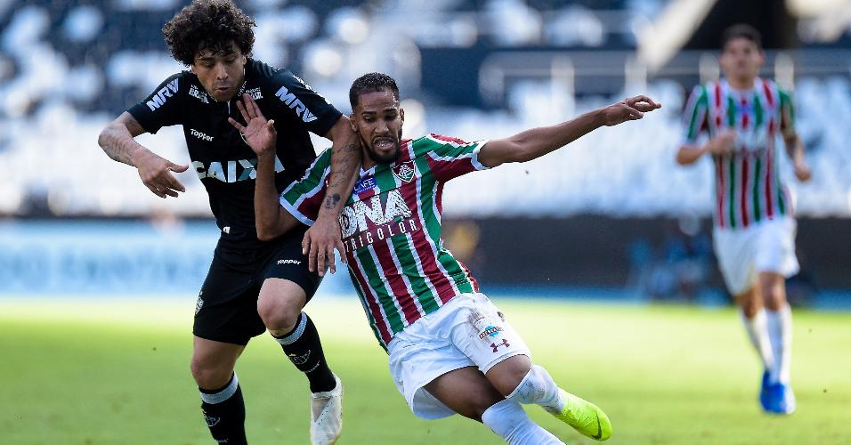 Everaldo e Luan disputam a bola na partida entre Fluminense e Atlético-MG