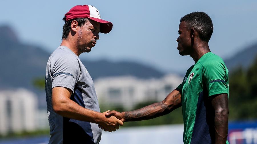 Diniz conversa com Calazans durante treino do Flu: atacante tem entrado com frequência - Lucas Merço/Fluminense