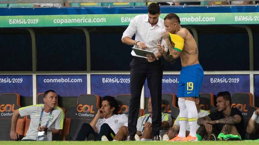Matheus orienta Everton durante jogo entre Brasil e Venezuela pela Copa América - Lucas Figueiredo/CBF