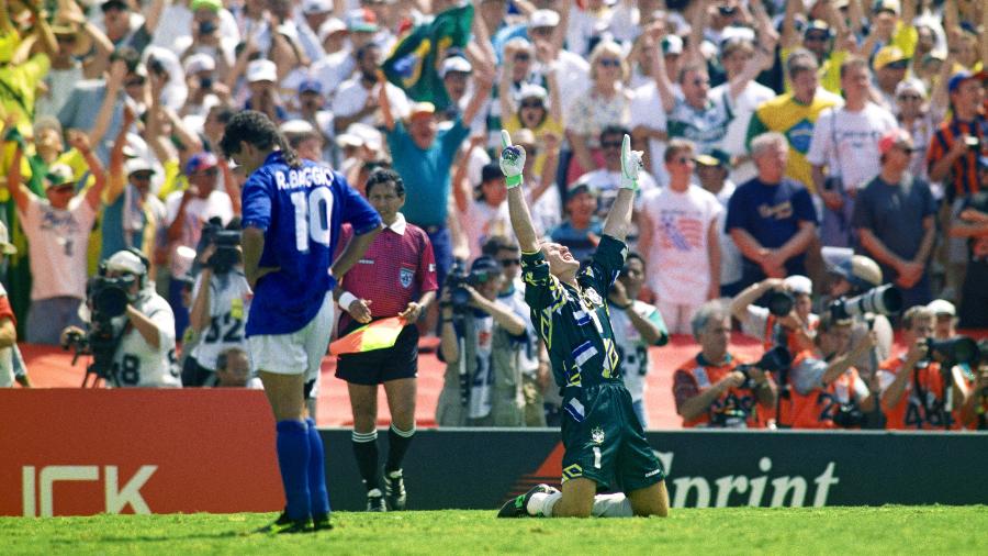 Taffarel comemora o pênalti perdido por Roberto Baggio na final da Copa do Mundo de 1994 - Shaun Botterill/Allsport/Getty Images