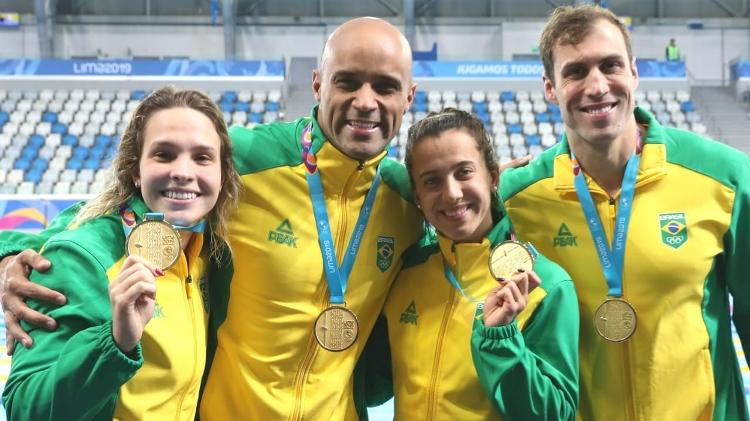 Equipe brasileira do revezamento 4x100 m medley misto com a medalha de ouro do Pan - Ricardo Bufolin / Panamerica Press - Ricardo Bufolin / Panamerica Press