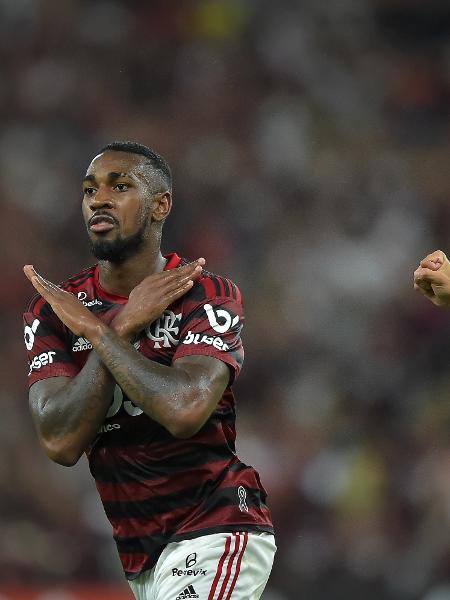 Gerson comemora seu gol pelo Flamengo com o jogador Reinier durante partida contra o Fluminense - Thiago Ribeiro/AGIF