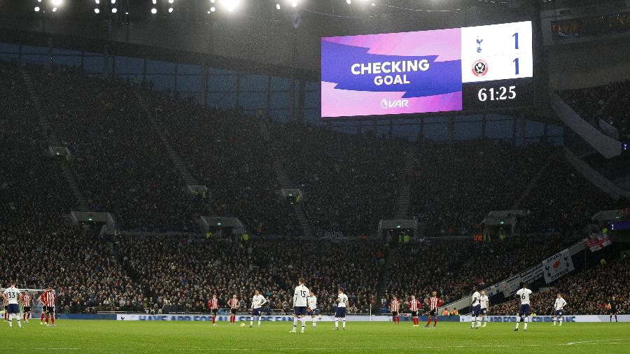 Telão informa checagem do VAR em curso durante jogo entre Tottenham e Sheffield United - Peter Nicholls/Reuters