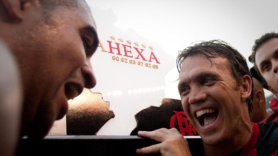 Adriano (e) e Petkovic (d) festejam título brasileiro em 2009: troféu comemorativo celebrou o que o clube classificou como "hexa" - Ricardo Nogueira/Folha Imagem
