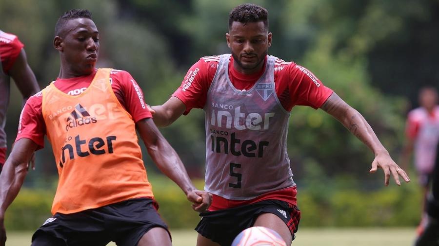 Reinaldo disputa lance com Léo em treino do São Paulo - Rubens Chiri/saopaulofc.net