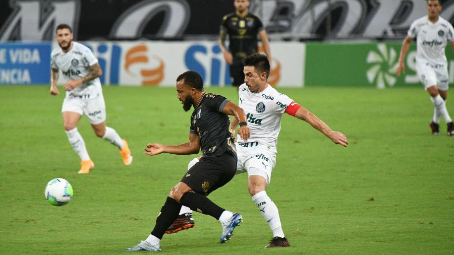 Samuel Xavier e Willian disputam a bola na partida entre Ceará x Palmeiras, pelas quartas da Copa do Brasil - Kely Pereira/Kely Pereira/AGIF