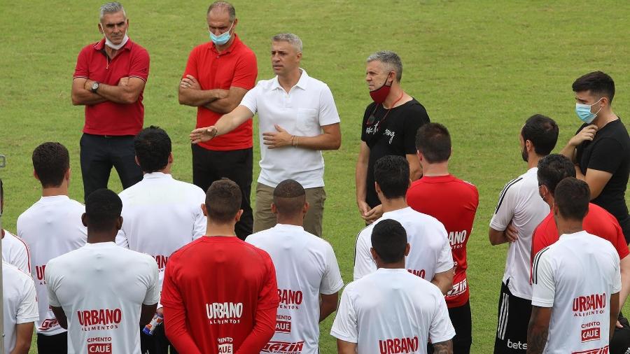 Hernán Crespo (de branco ao centro) conversa com os jogadores do São Paulo - Reprodução/Twitter SPFC