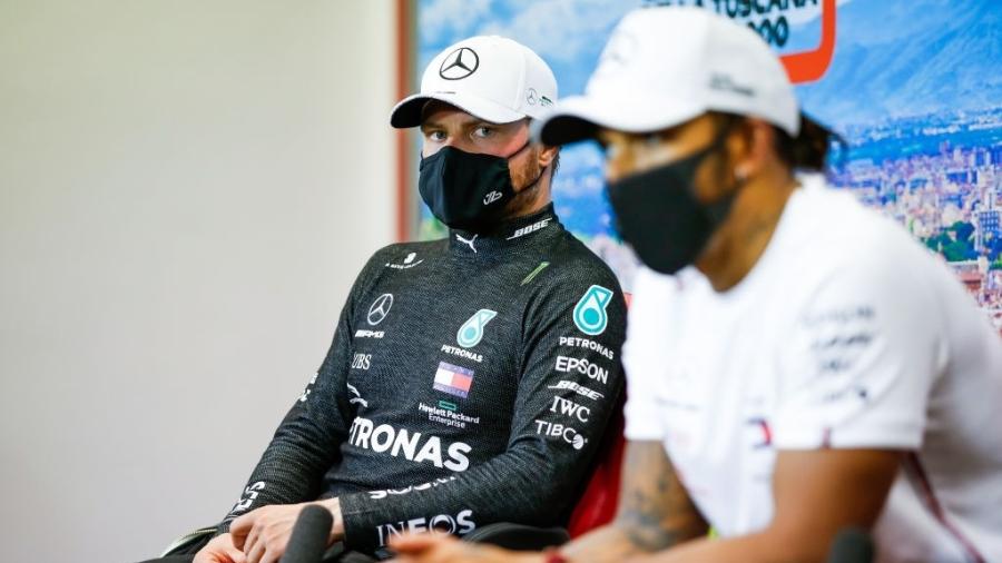 Valtteri Bottas e Lewis Hamilton durante coletiva de imprensa do GP da Toscana de Fórmula 1, em 2020 - Florent Gooden - Pool/Getty Images