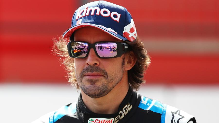 Fernando Alonso, piloto da Alpine na Fórmula 1, durante sessão de fotos para a temporada 2021 - Joe Portlock/Getty Images