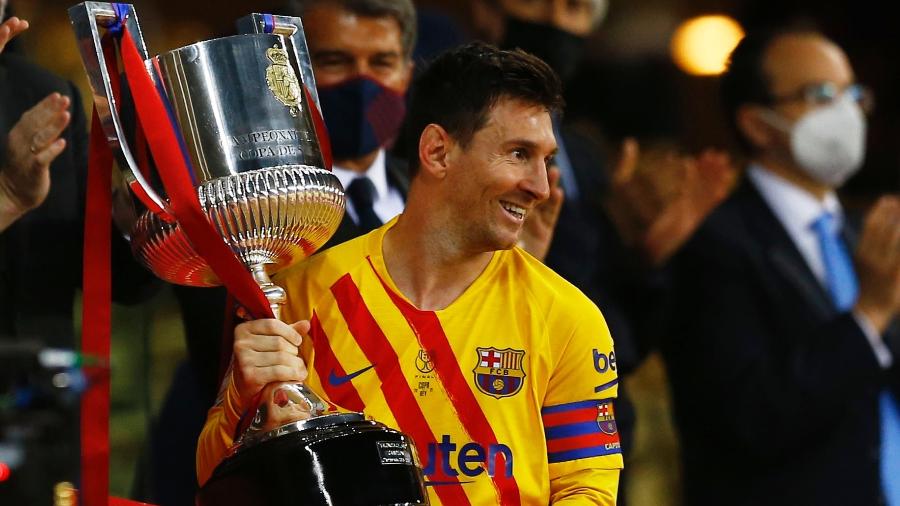 Messi levanta a taça da Copa do Rei - MARCELO DEL POZO/REUTERS