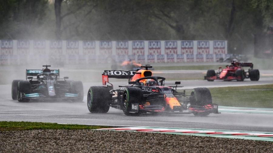 Max Verstappen durante o GP da Emilia Romagna, sua 11ª vitória na F-1 - Miguel MEDINA / AFP