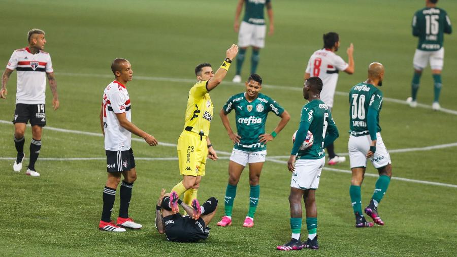 Daniel Alves sente lesão em jogo entre Palmeiras e São Paulo na final do Paulista - Marcello Zambrana/AGIF