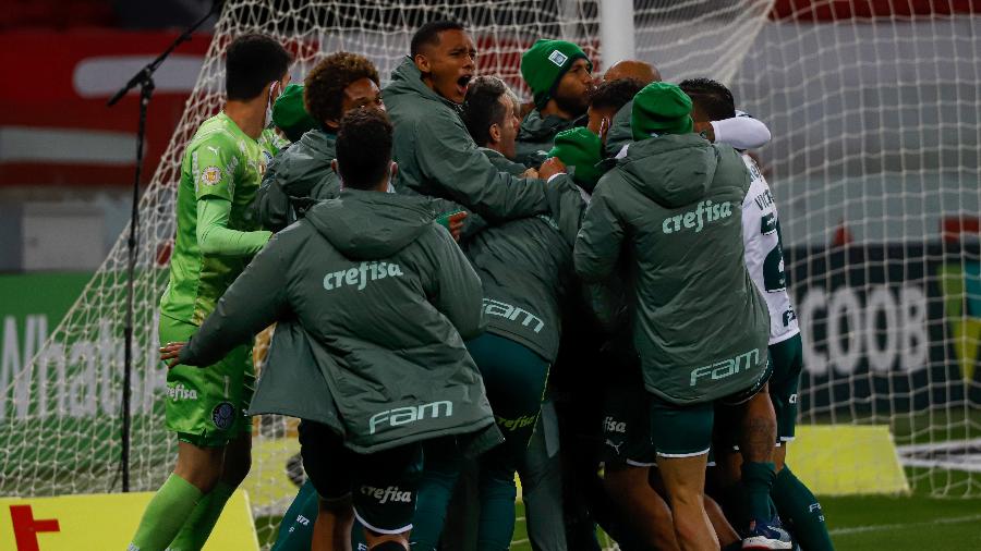 Jogadores do Palmeiras comemoram o gol da vitória sobre o Internacional, pela oitava rodada do Brasileirão 2021. - Maxi Franzoi/AGIF