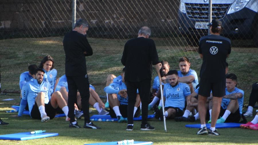 Suárez (esq.) observa orientações de Óscar Tabárez em treino do Uruguai - Marinho Saldanha/UOL