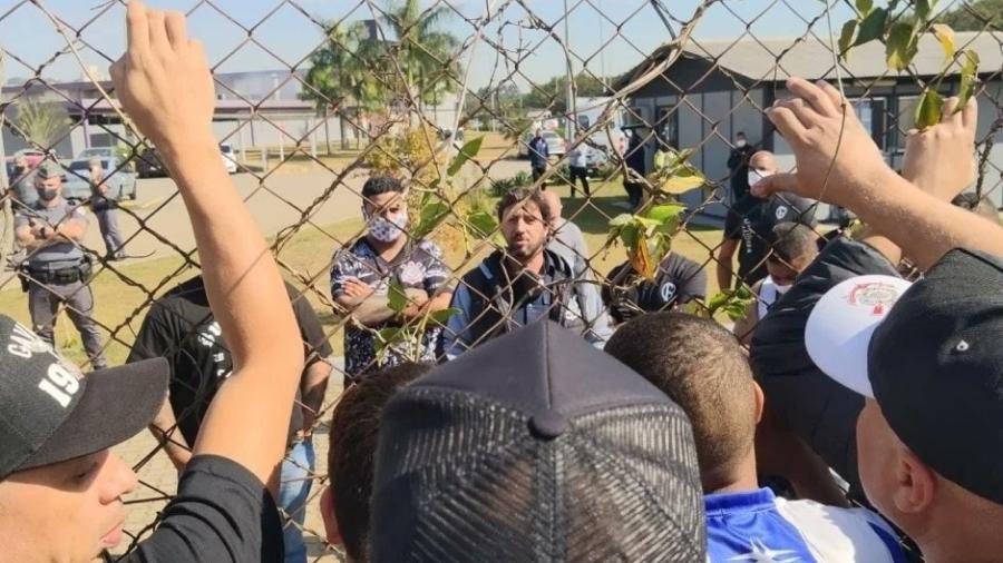 O presidente do Corinthians Duilio Monteiro Alves conversa com torcedores que foram protestar no CT - Meu Timão