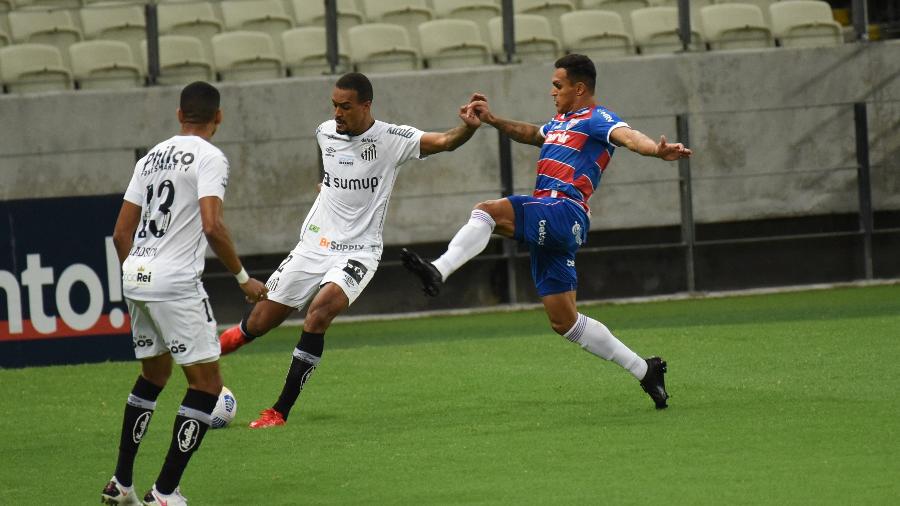 Luiz Felipe e Robson disputam lance em Fortaleza x Santos pelo Brasileirão - CAIO ROCHA/FRAMEPHOTO/FRAMEPHOTO/ESTADÃO CONTEÚDO