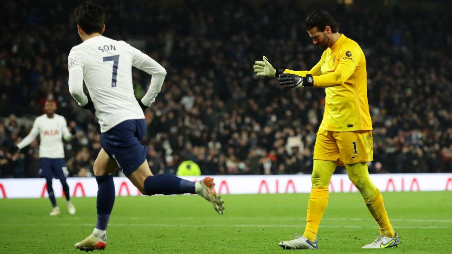 Alisson falha, e Heung-Min Son marca durante partida entre Tottenham e Liverpool - REUTERS/David Klein
